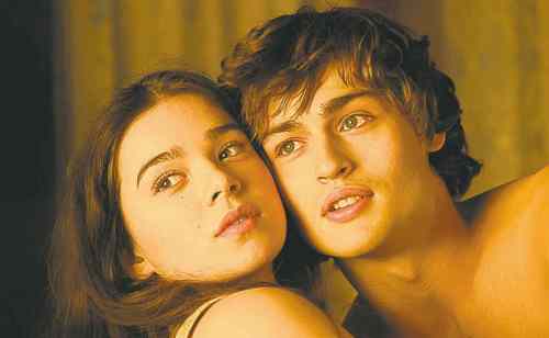 Douglas Booth and Hailee Steinfeld are not a Romeo and Juliet for the ages.