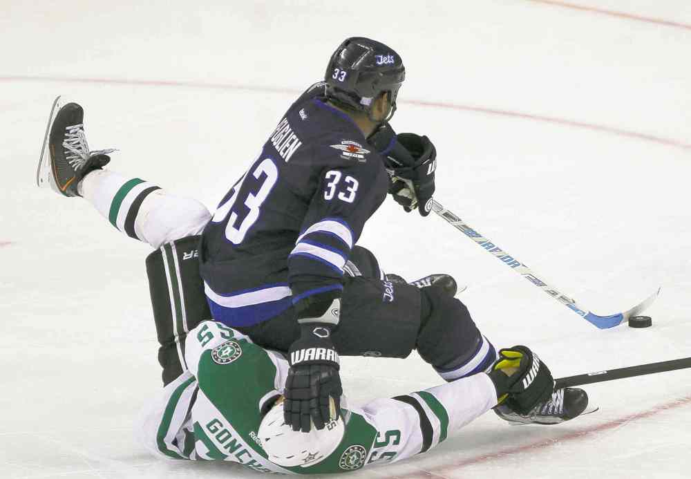 JOE BRYKSA / WINNIPEG FREE PRESS
Defenceman Dustin Byfuglien earns the Jets a power play � resulting in the team�s only goal � on this trip by Stars defenceman Sergei Gonchar.