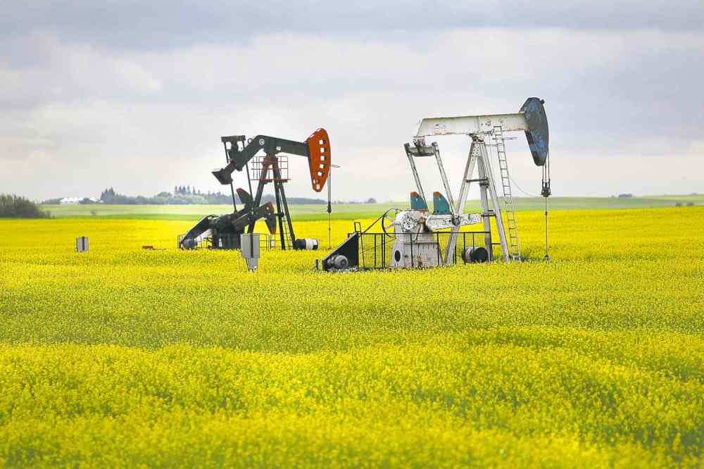 RUTH BONNEVILLE / Winnipeg Free Press ARCHIVES
Oil-drilling rigs near Waskada, Man. The booming growth in the province's oil and gas industry has reset the mix of Manitoba's economic drivers.