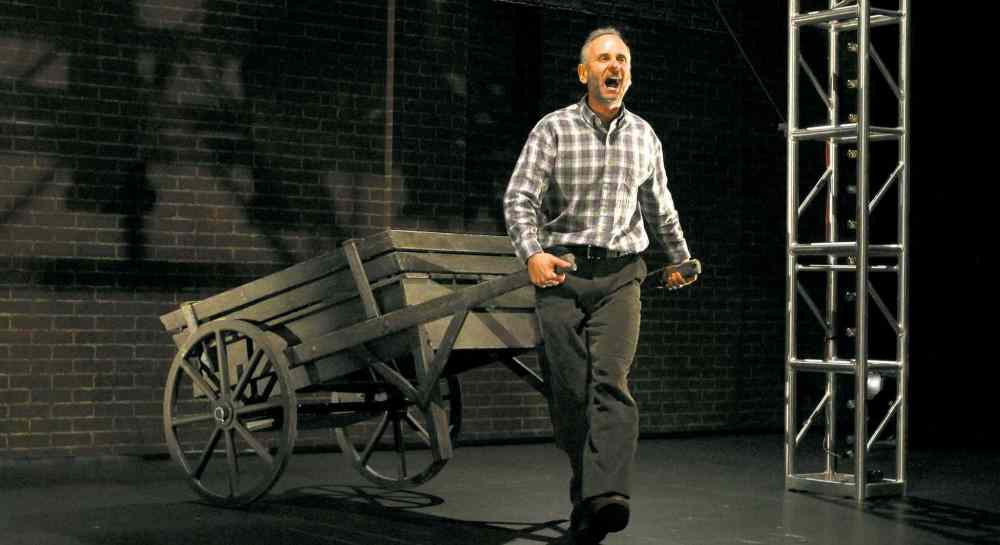 MIKE DEAL / WINNIPEG FREE PRESS
Nashman pulls Mother Courage's cart during his performance of Hirsch at the Warehouse Theatre.