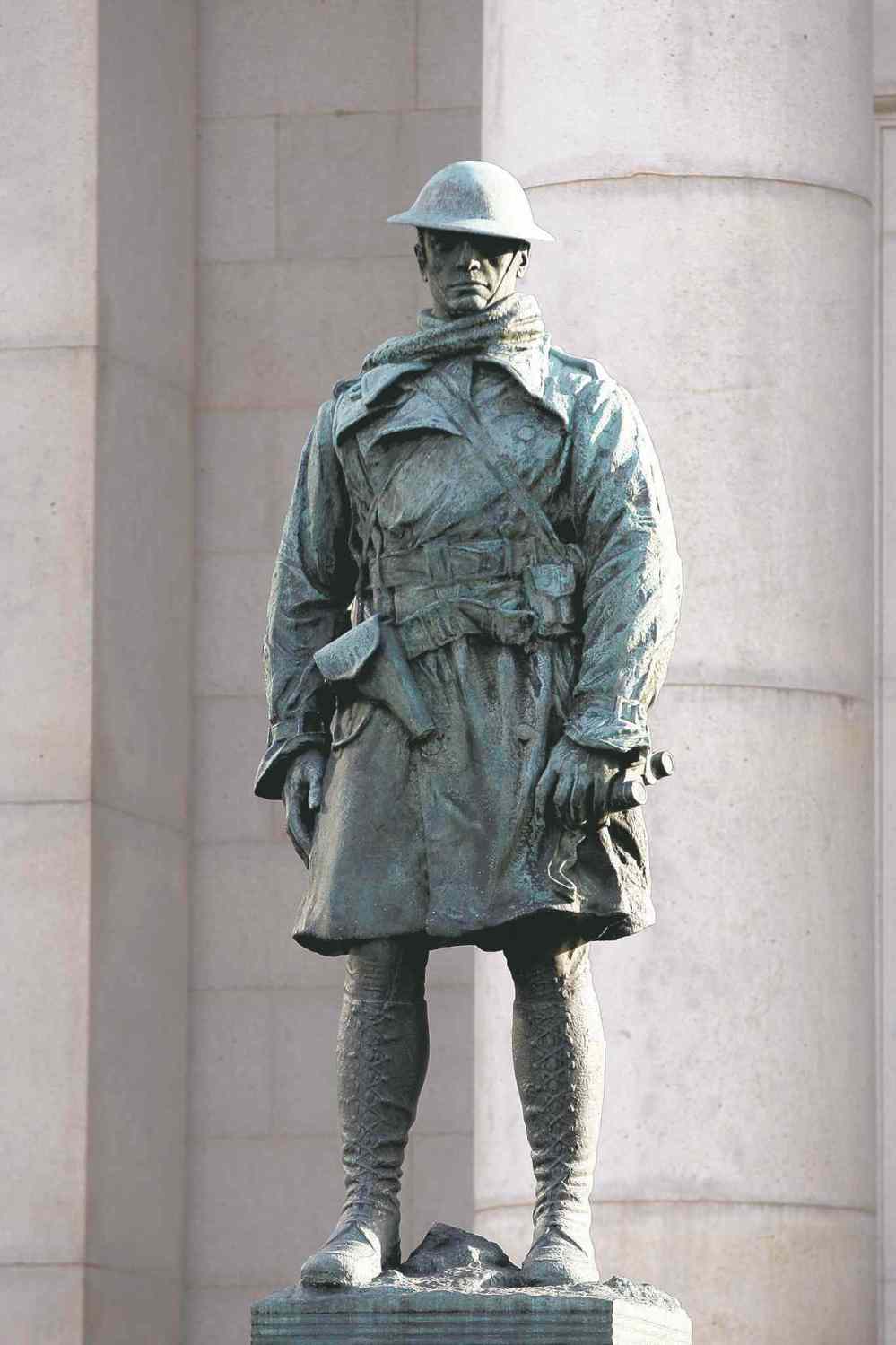 Ken Gigliotti / Winnipeg Free Press
The First World War soldier or the Bank of Montreal memorial at the famous corner of Portage Avenue and Main Street.
