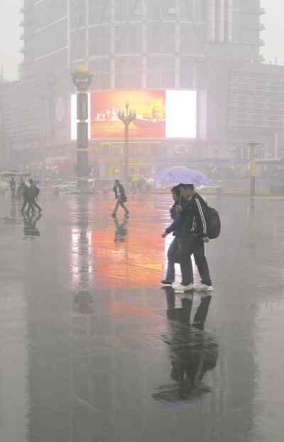 Gerald Flood / Winnipeg Free Press
A 'wintry' day at Chengdu's Tianfu Square.