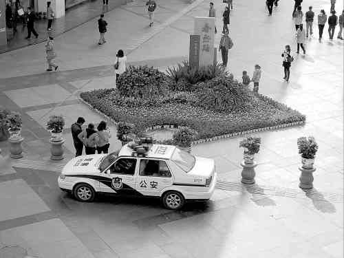 Gerald Flood / Winnipeg Free Press
A police car is parked at the entrance to the Chunxi Road pedestrian mall in Chengdu.