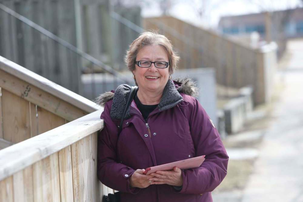 WAYNE GLOWACKI / WINNIPEG FREE PRESS
NDP candidate Melanie Wight for the Burrows riding campaigns in the housing complex along Dorset Street.