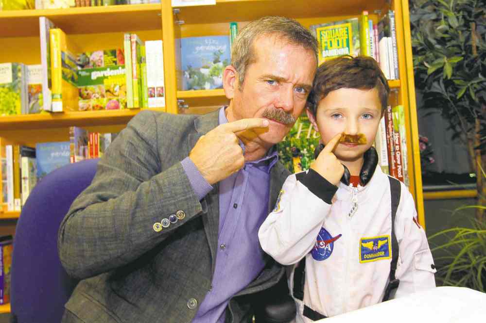 Boris Minkevich
BORIS MINKEVICH / WINNIPEG FREE PRESS FILES
Chris Hadfield with lookalike Kahy Thompson earlier this year at McNally Robinson. The astronaut wants in on any international effort to return to the moon.