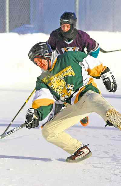 TREVOR HAGAN / WINNIPEG FREE PRESS
Colin Mackenzie of the Tumbleweeds, loses his footing while playing against the Mighty Puckin Drunks during a spongee game at Melrose Community Centre, Saturday, Wednesday, January 4, 2014. The Tumbleweeds are the oldest spongee team in the world.