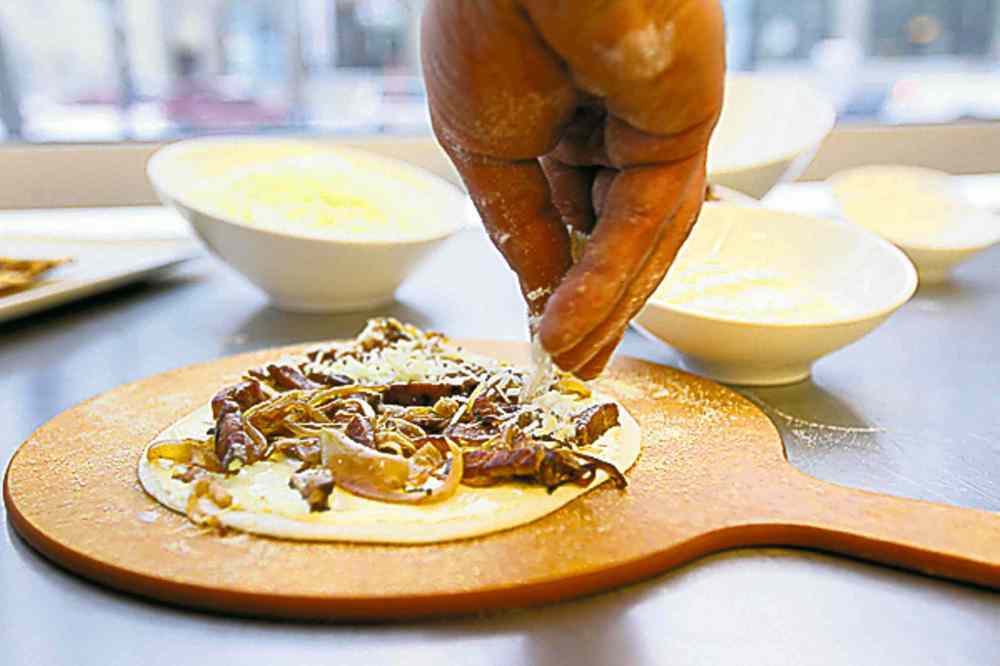 Ruth Bonneville / Winnipeg Free Press
Tarte Flambe Pizza also called Northern French Pizza. Basic pizza dough, bacon, caramelized onions, cheese and cooked in a pizza oven.