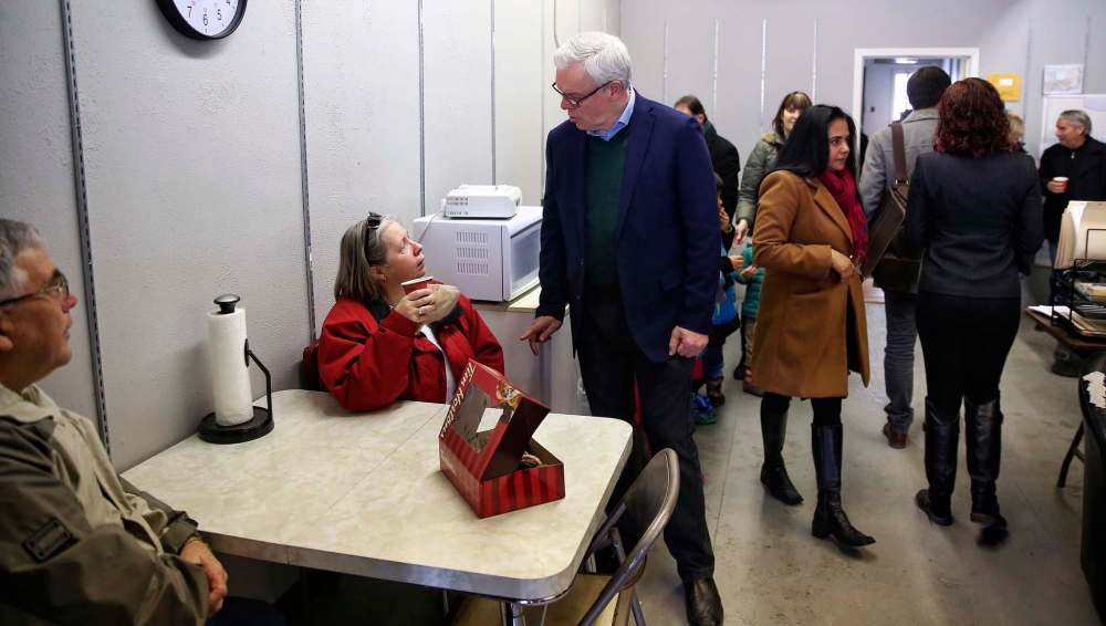 MIKE DEAL / WINNIPEG FREE PRESS
NDP Leader Greg Selinger chats with supporter Marilyn Rosaasen during an election stop at St. James MLA Deanne Crothers’ campaign office.