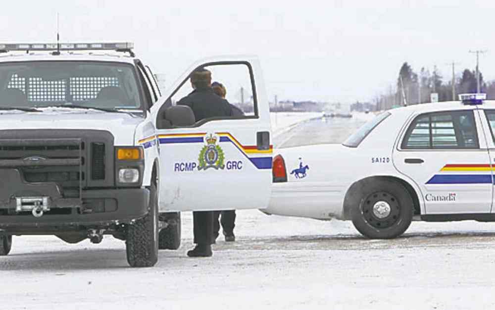 Ruth Bonneville / Winnipeg Free Press
The RCMP set up road blocks at all the roads leading into Otterburne.