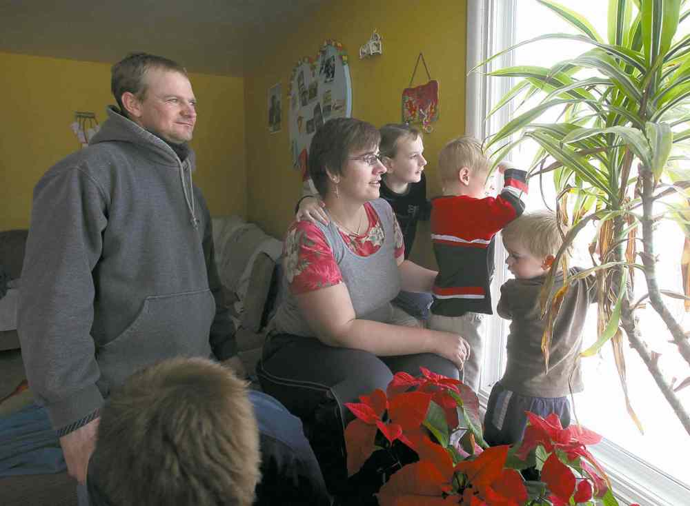 Ruth Bonneville / Winnipeg Free Press
The Wiebe family watches the aftermath of the natural gas-pipeline explosion from their home near Otterburne.