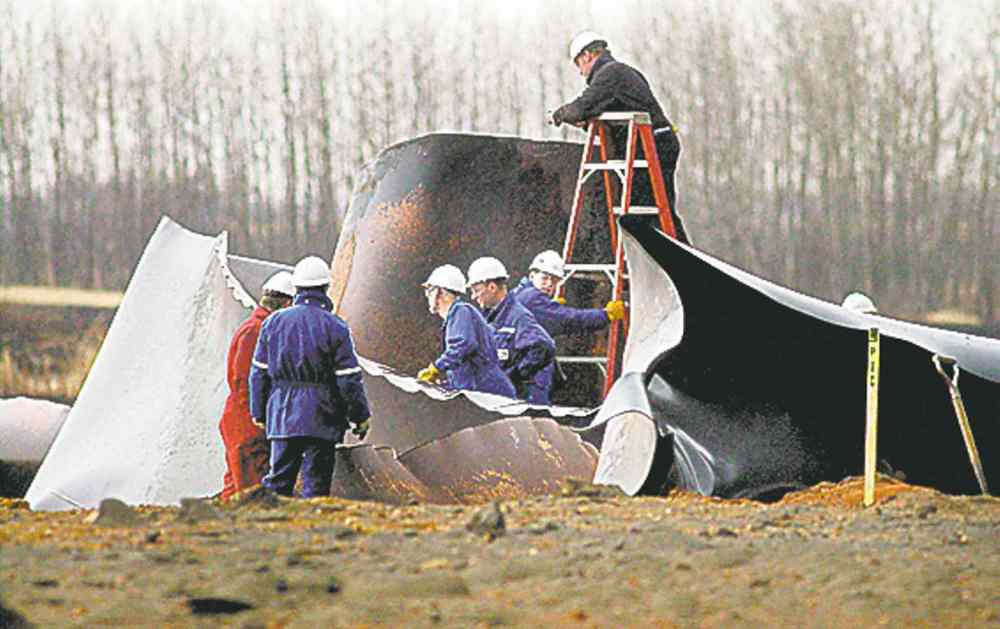 Bruce Bumstead / BRANDON SUN FILES
The aftermath of the 2002 Brookdale rupture.