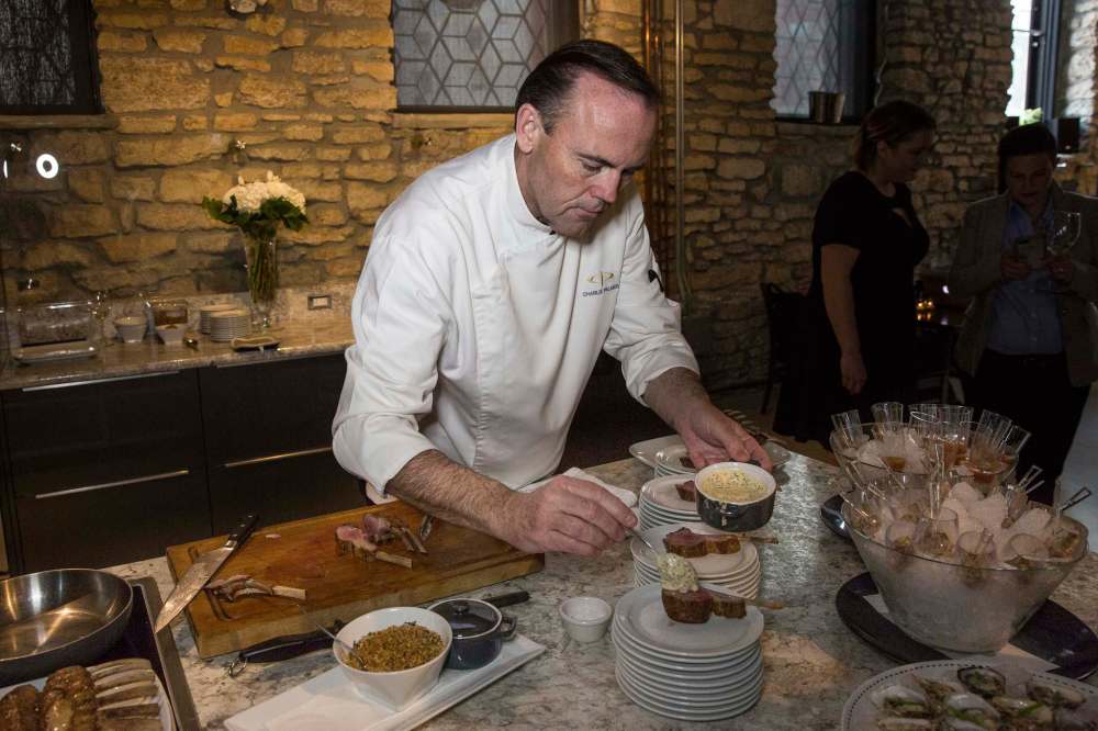 MIKE DEAL / WINNIPEG FREE PRESS
New York celebrity chef Charlie Palmer gives a private demonstration of his cooking skills for staff at Magellan Luxury Hotels at the Kitchen Sync Thursday evening.
