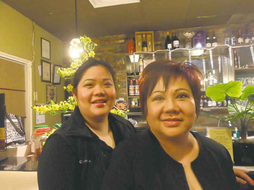 MAUREEN SCURFIELD / WINNIPEG FREE PRESS
Melanie La (left) and her mother, Kiet Tran, both work at Pho Kim Tuon, along with several