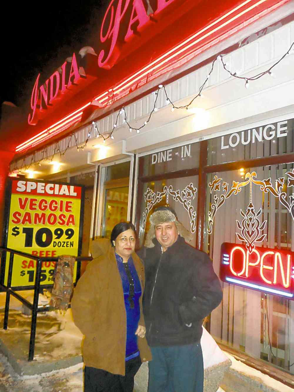 MAUREEN SCURFIELD / WINNIPEG FREE PRESS
Ashwani Nagpal and his wife, Saroj Nagpal