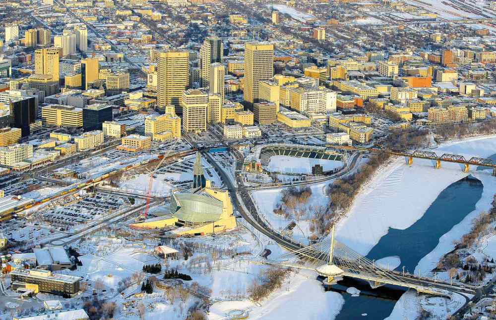 BORIS MINKEVICH / WINNIPEG FREE PRESS FILES
A new report says the revitalization of Winnipeg's downtown has been successful so far, but it still needs amenities such as a full-service grocery store.