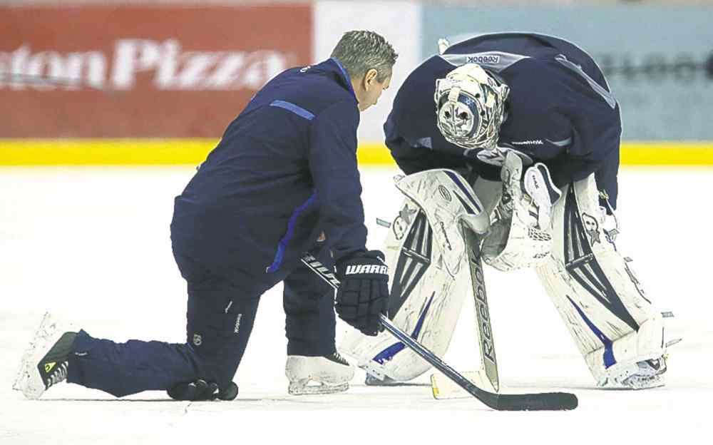 trevor hagan / winnipeg free press
Winnipeg Jets goaltending coach Wade Flaherty huddles with Ondrej Pavelec during practice at the MTS Iceplex on Sunday. Pavelec won�t play tonight but might be ready Thursday.