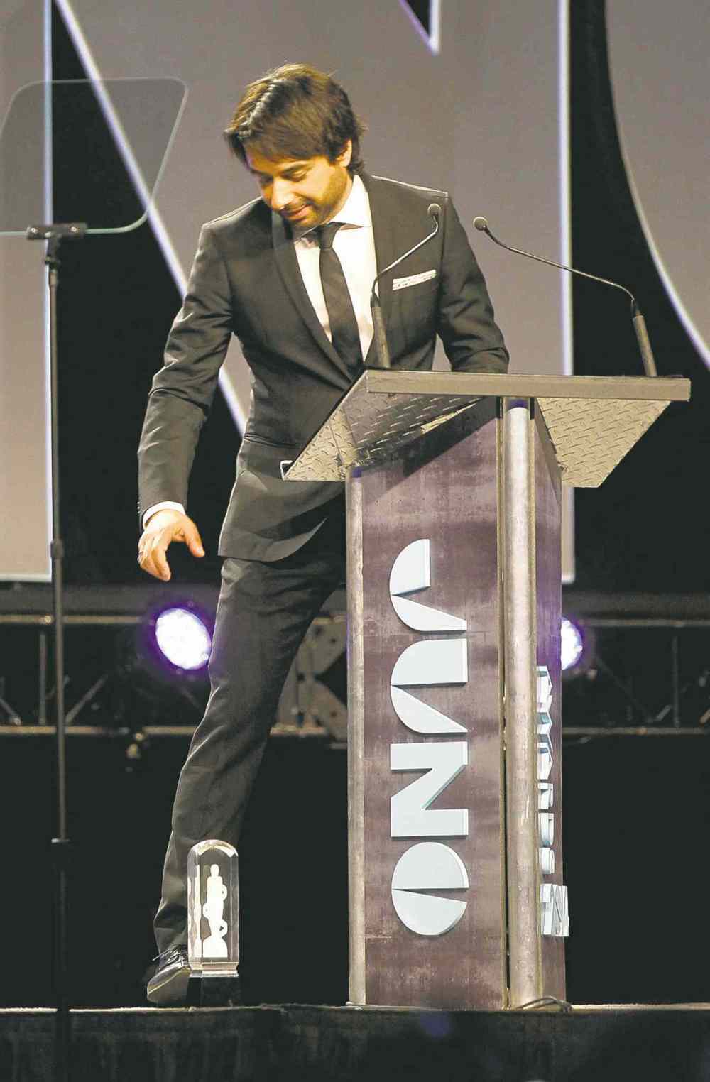 TREVOR HAGAN/WINNIPEG FREE PRESS
Host Jian Ghomeshi puts Matt Mays� Rock Album of the Year award down on the stage as he was missing when he was called to receive it, at the 2014 Juno Gala at the Winnipeg Convention Centre, Saturday, March 29, 2014. Mays claimed he was backstage talking about surfing because he didn�t expect to win.