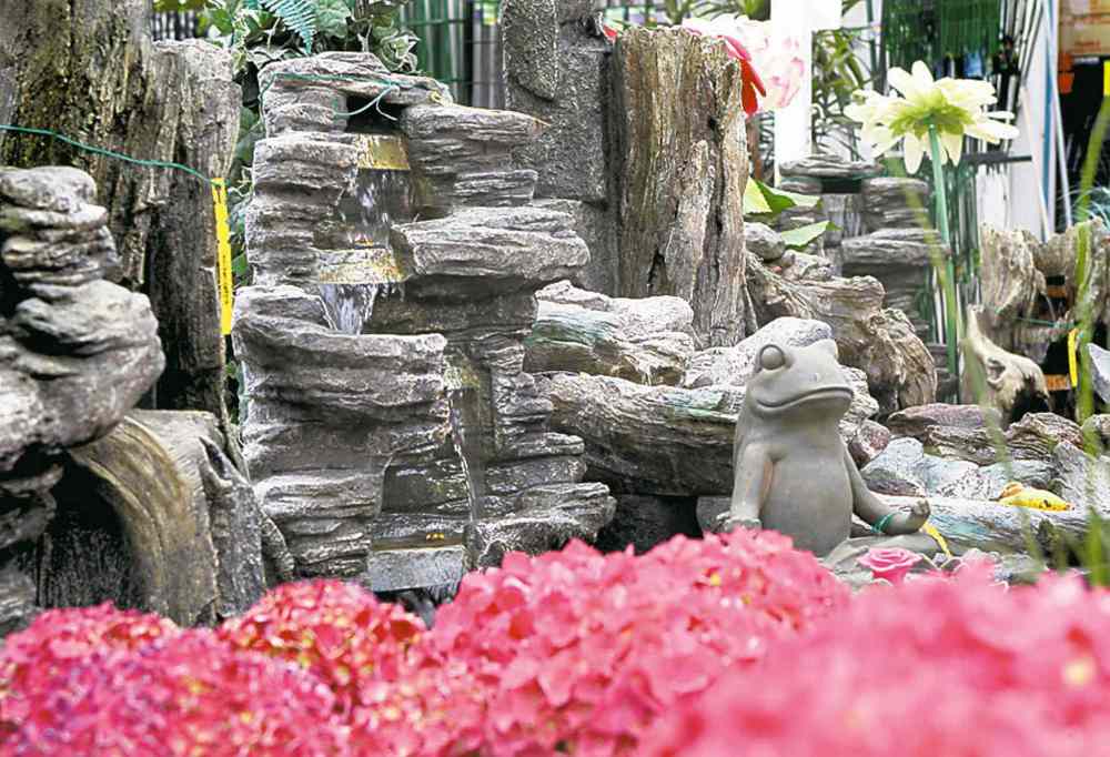 Ruth Bonneville / Winnipeg Free Press
Fountains make some garden magic at the Ron Paul Nursery.