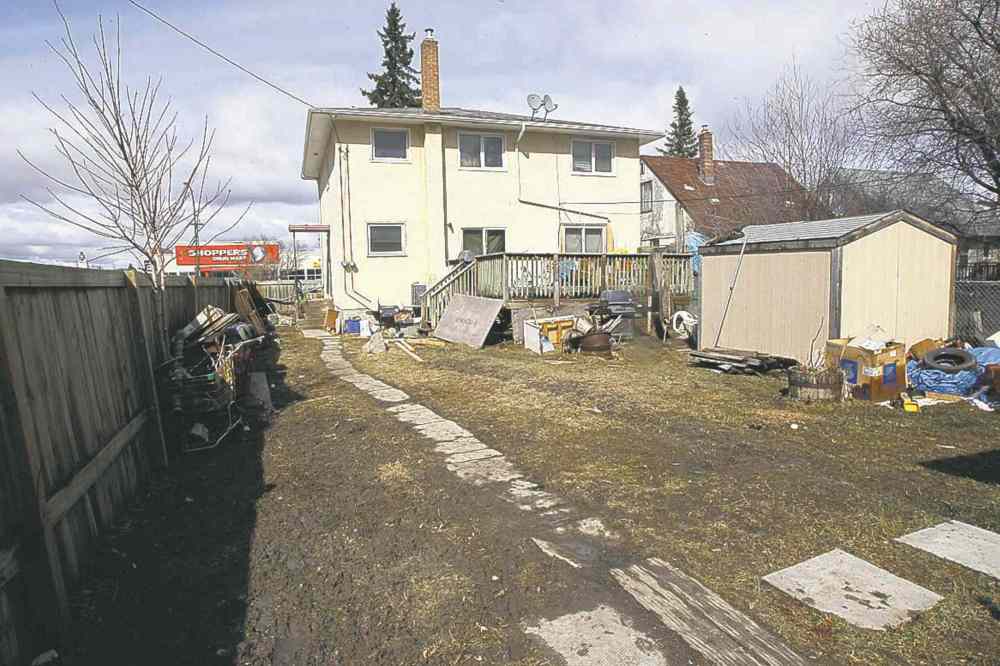JOE BRYKSA / WINNIPEG FREE PRESS
A man visiting this North End home may have died of natural causes after he was attacked by dogs.