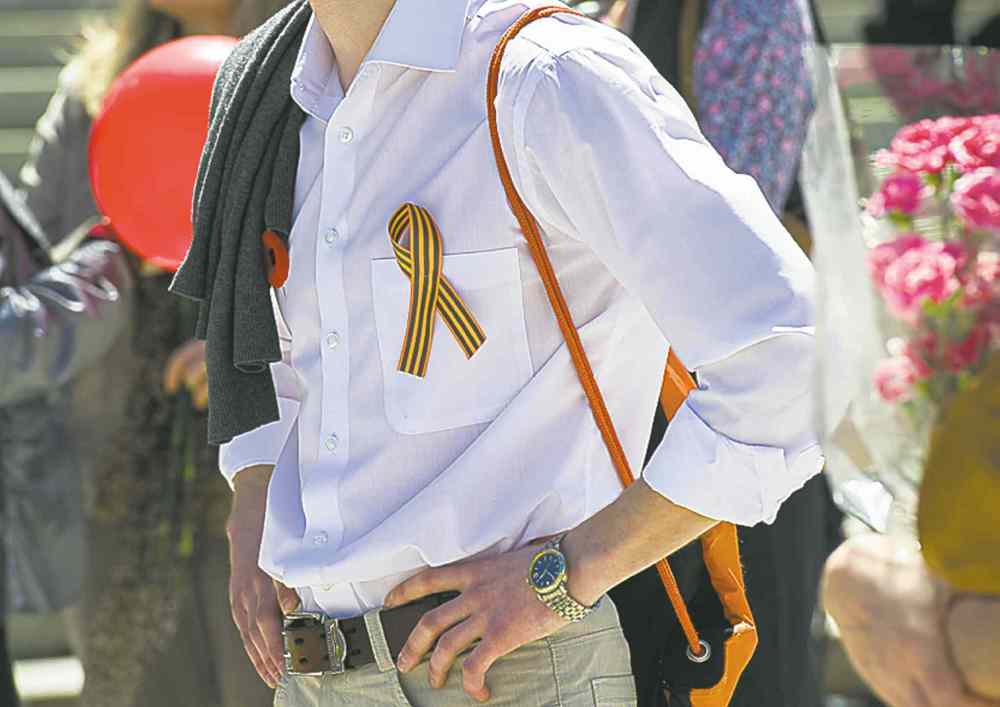 David Lipnowski / Winnipeg Free Press
A man sports a St. George's Ribbon supplied through Russia's Canadian Embassy.
