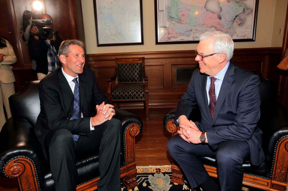 BORIS MINKEVICH / WINNIPEG FREE PRESS
Brian Pallister and Greg Selinger met in the Premier's office.