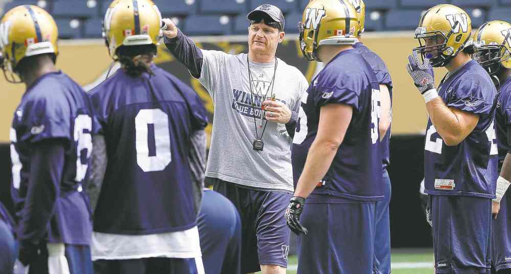 Ken Gigliotti / Winnipeg Free Press
Bombers head coach Mike O'Shea has a teachable moment with his defence during Monday's practice at Investors Group Field.