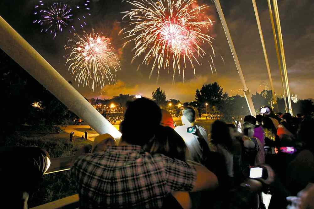 Winnipeg Free Press
John woods / winnipeg free press files
BELOW: The fireworks at The Forks are spectacular every year.