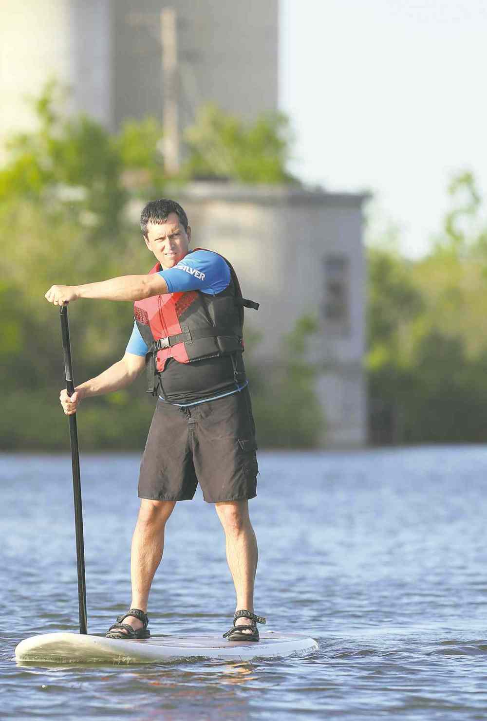JASON HALSTEAD / WINNIPEG FREE PRESS
Allan Horne keeps dry while learning how to paddleboard at a WAV Paddling class at Fort WhyteAlive's Muir Lake.