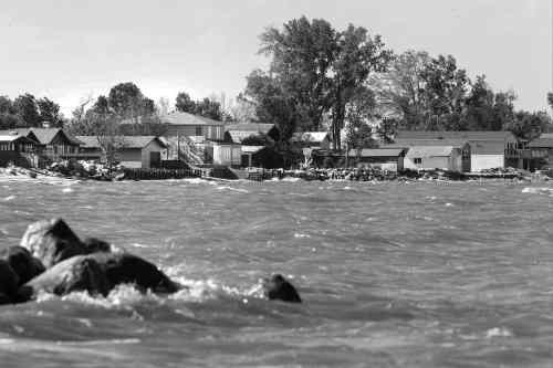 MIKE DEAL / WINNIPEG FREE PRESS
MIKE DEAL / WINNIPEG FREE PRESS FILES
Water laps the shore along Twin Lakes Beach on Lake Manitoba earlier this month.