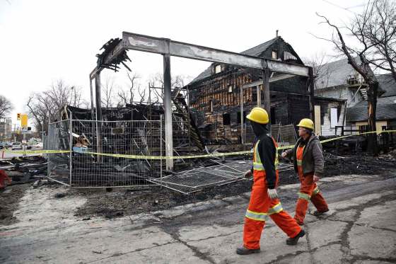 Mike Deal / Winnipeg Free PressAn MTS crew Sunday morning checks out the scene of the fire that destroyed three properties in the Wolseley neighbourhood.