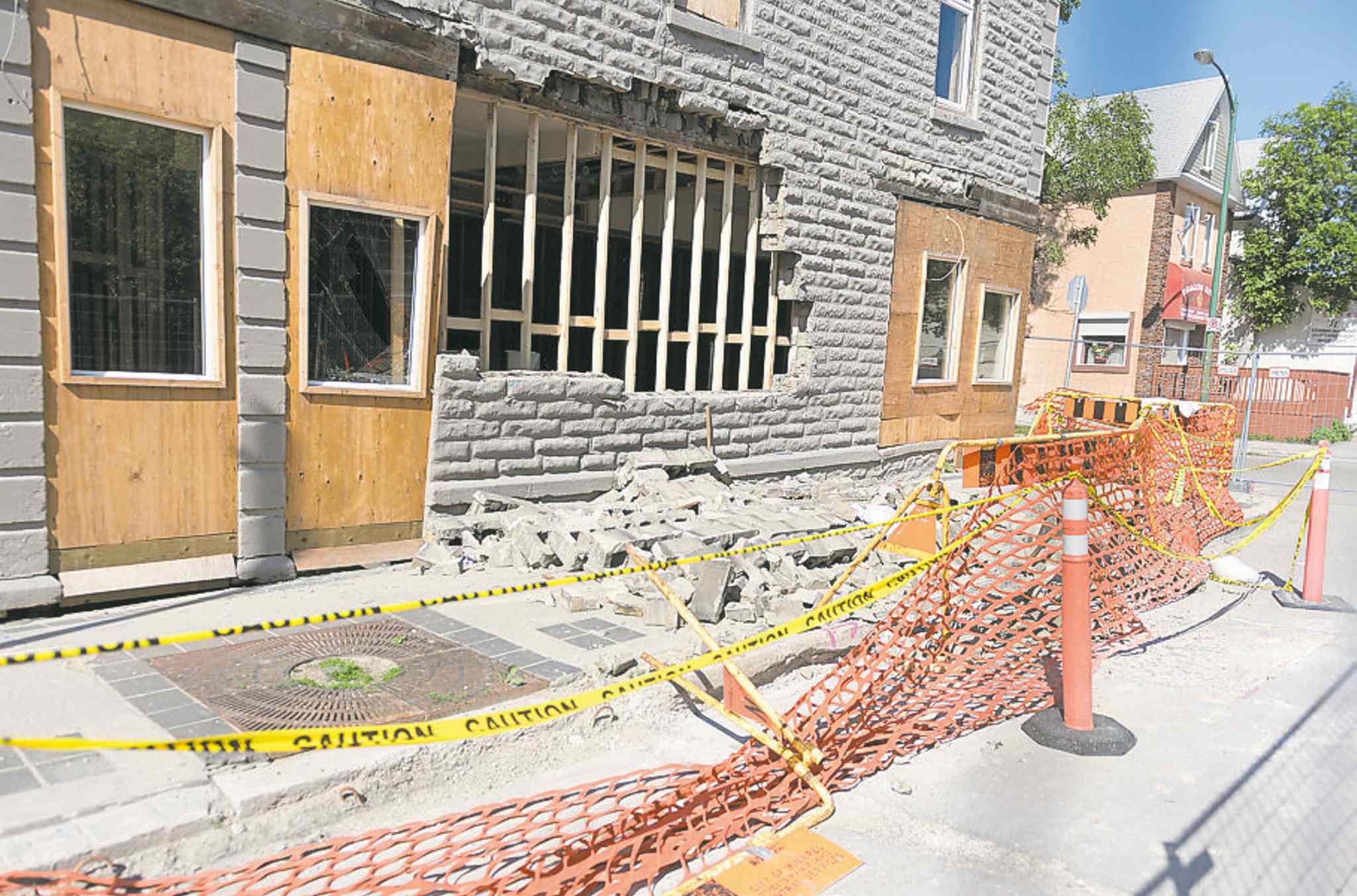 Sinking sidewalk on Sargent Avenue Winnipeg Free Press