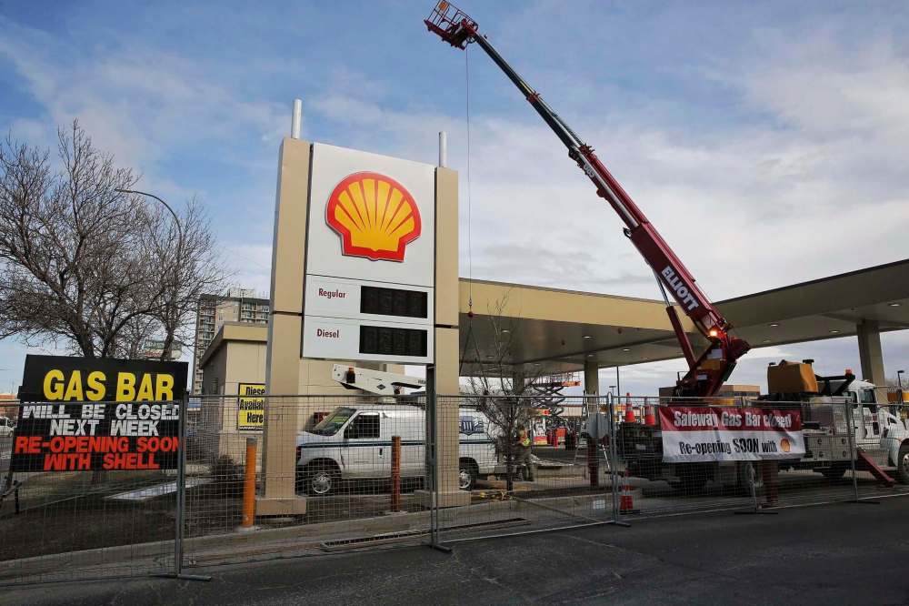 MIKE DEAL / WINNIPEG FREE PRESS
Madison Square Safeway’s gas bar is temporarily closed as it changes over to Shell.