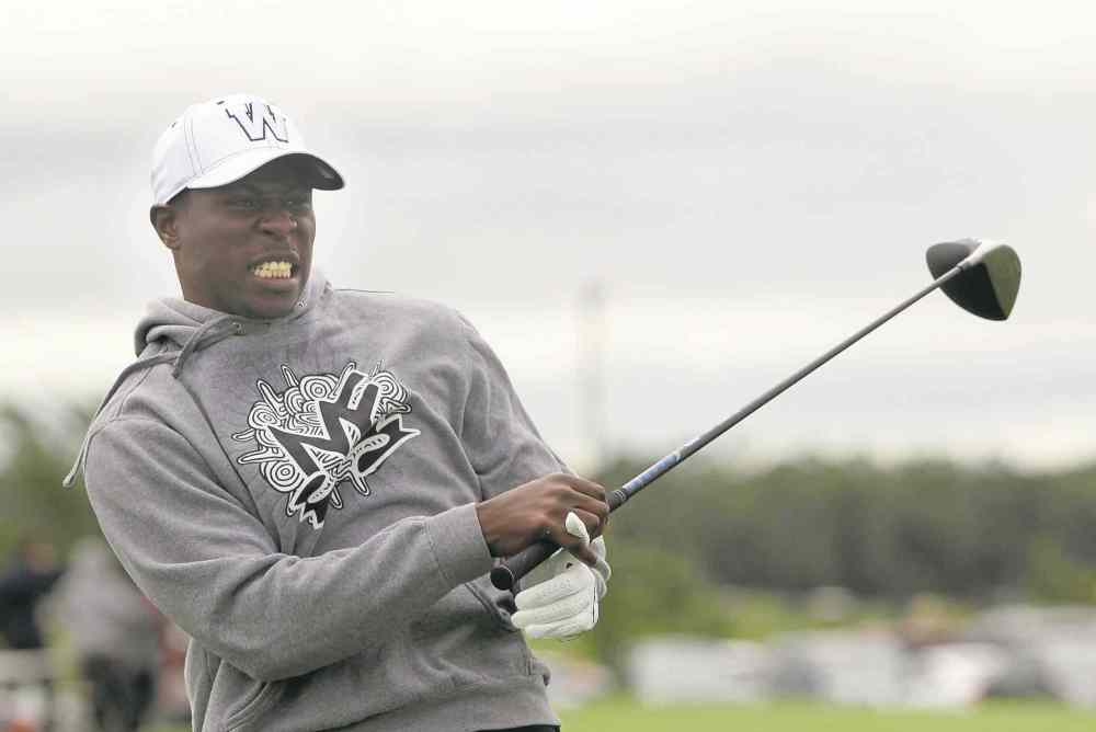 photos by JOE BRYKSA / WINNIPEG FREE PRESS
Clarence Denmark grimaces after hitting his first shot dozens of yards at the annual Winnipeg Blue Bombers golf tournament at the Southwood Golf and Country Club on Monday.