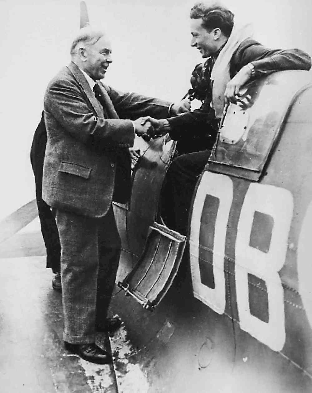 COURTESY OF UNDER THE WIRE / WASHINGTON POST
Mackenzie King greets Bill Ash, an American who served in the Spanish Civil War and who had an action-filled career in the RCAF during the Second World War. Ash died earlier this year.