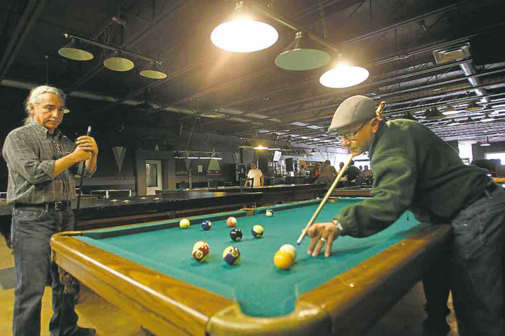 Wayne Glowacki / Winnipeg Free Press
Terry Malazdrewich (right) and Richard  Armstrong shoot some pool.