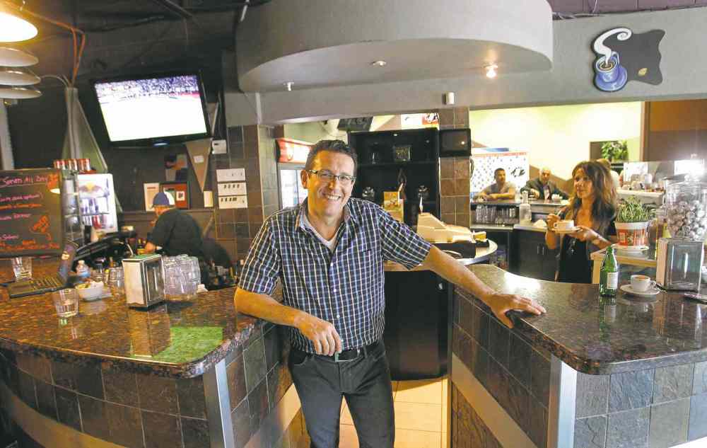 Wayne Glowacki / Winnipeg Free Press
Sal Infantino runs X-Cues' Billiards & Cafe with his sister, Franca Colatruglio.