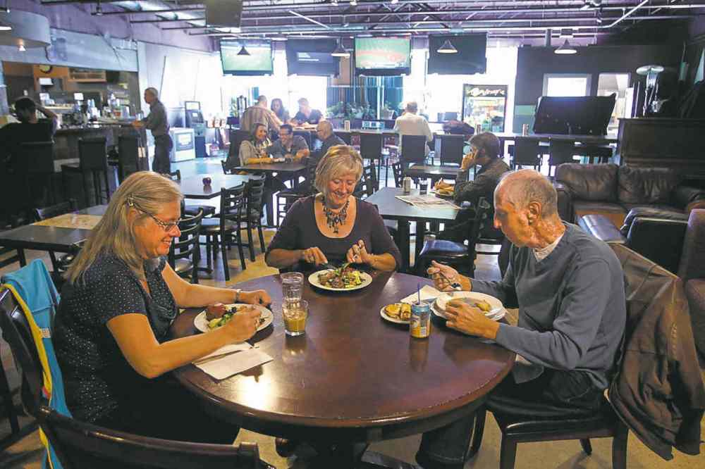 Wayne Glowacki / Winnipeg Free Press
Dutchess Sabovitch (from left), Trudy Turner and Dan Jonas enjoy lunch.