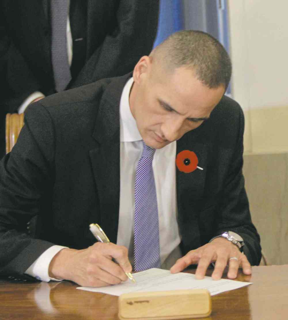WAYNE GLOWACKI / WINNIPEG FREE PRESS
Kevin Chief signs his ministerial oath.