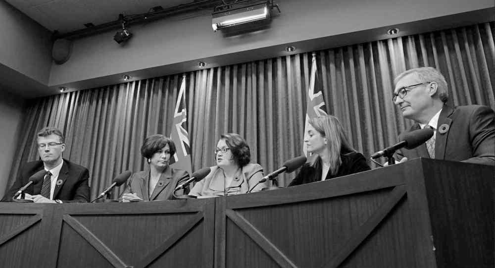 WAYNE GLOWACKI / WINNIPEG FREE PRESS
Andrew Swan (from left) Theresa Oswald, Jennifer Howard, Erin Selby, Stan Struthers.