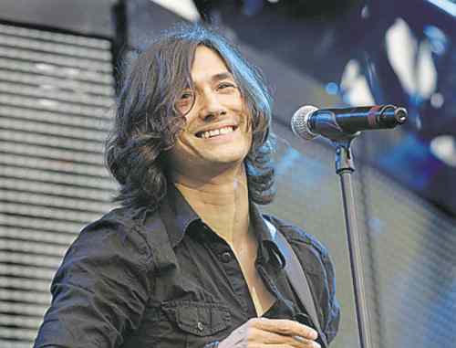 CNS
Moist singer David Usher.