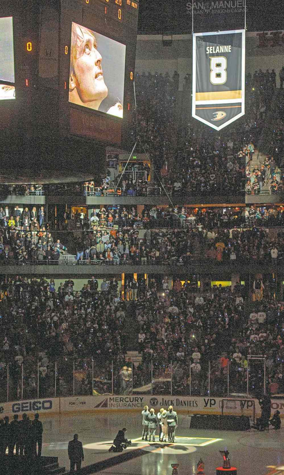 Michal Goulding / orange county register
Teemu Selanne and his family watch his number rise to the rafters Sunday in Anaheim. The stands featured a large number of Winnipeggers who fondly remember the Finnish Flash's time with the first incarnation of the Winnipeg Jets.