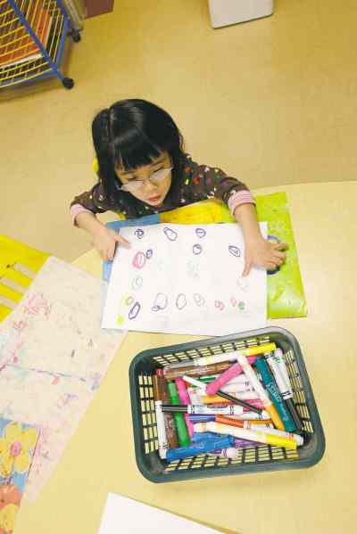 Wayne Glowacki / Winnipeg Free Pres
Mary works on her art project at the Sunny Mountain Day Care Centre.