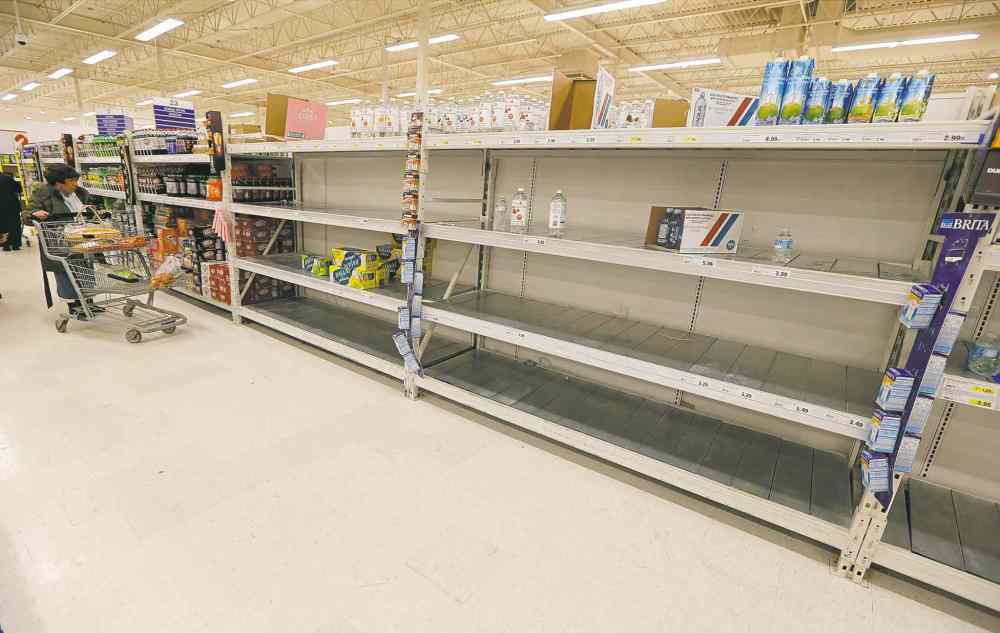 John Woods / Winnipeg Free Press
Winnipeggers have been faced with the minor inconvenience of scrambling to find water during the city's boil-water advisory. Try living on a First Nation where never having clean, drinkable water in the taps is a way of life.