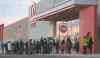 Bruce Bumstead/Brandon Sun
Bruce Bumstead / Brandon SunBargain hunters line up outside the Target department store in Brandon Thursday morning as they wait for the doors to open for its liquidation sale.