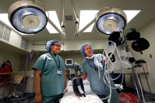 WAYNE GLOWACKI / WINNIPEG FREE PRESS
Pan Am Clinic nurse Pam Doering (right) shows Children of the Earth High School student Bianca Ballantyne some of the equipment in an operating room.