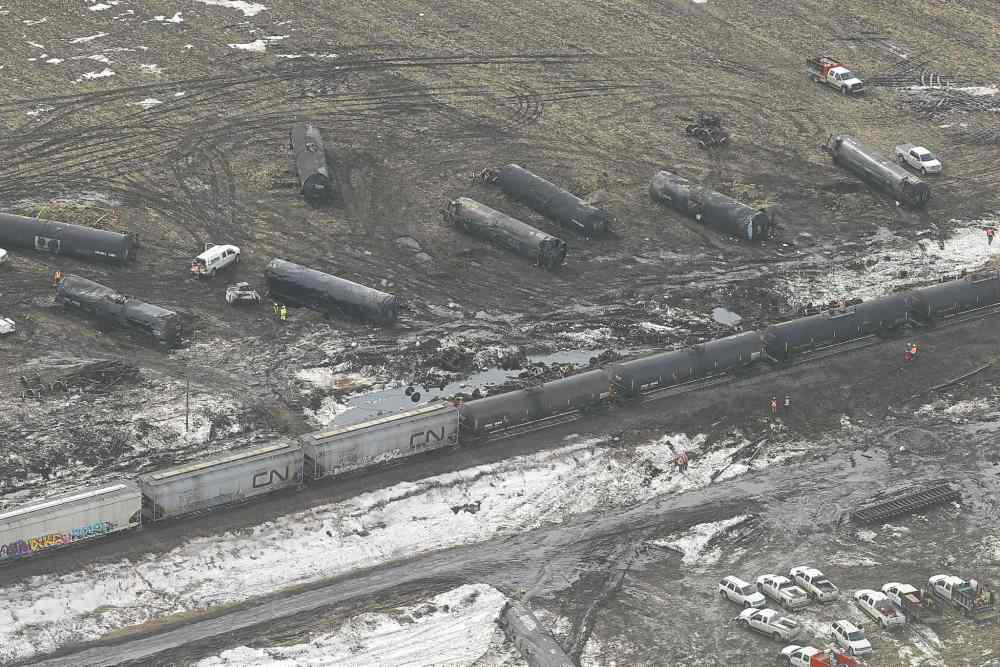 Bruce Bumstead/Brandon Sun
Bruce Bumstead / Brandon Sun 
Thirteen railcars carrying bitumen left the track near Carberry Wednesday night.
