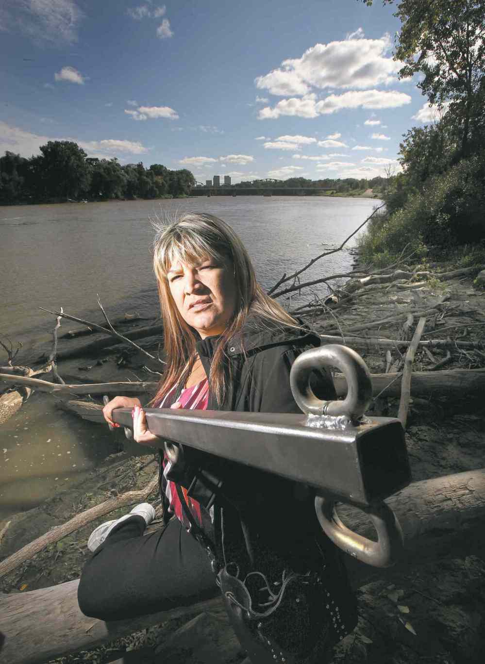 Phil Hossack / Winnipeg Free Press files
Bernadette Smith displays a bar used last year to drag the Red River searching for remains.