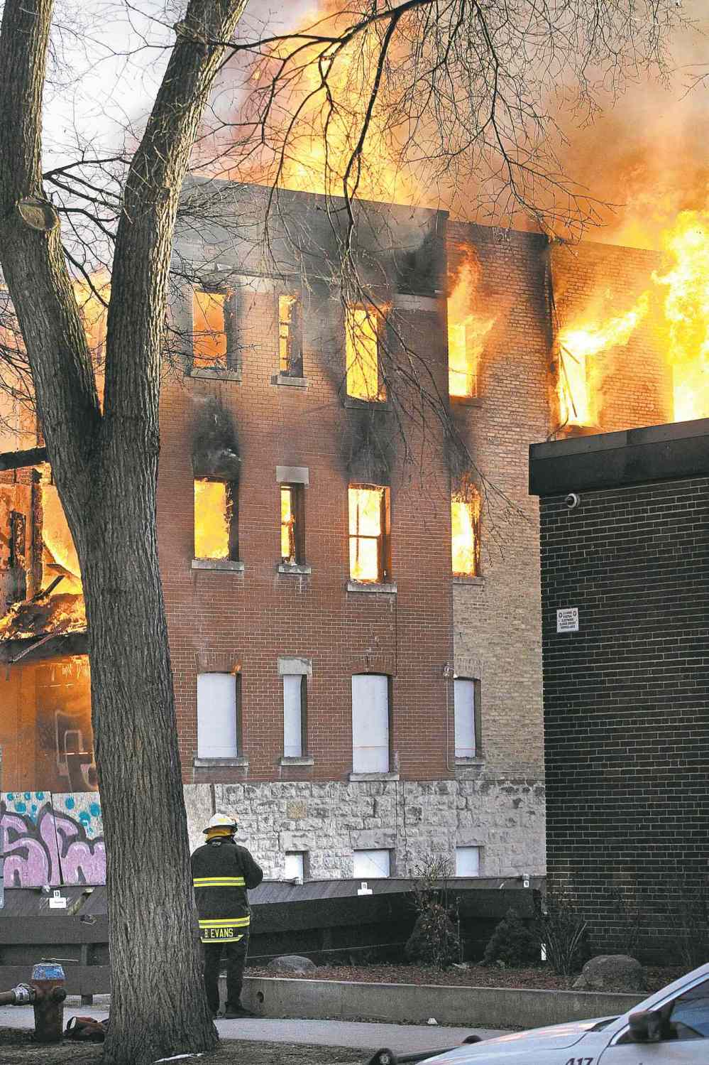 Winnipeg Free Press
John Woods / Winnipeg Free Press
Fire crews work to extinguish a blaze in a vacant building on Hargrave Street Monday.