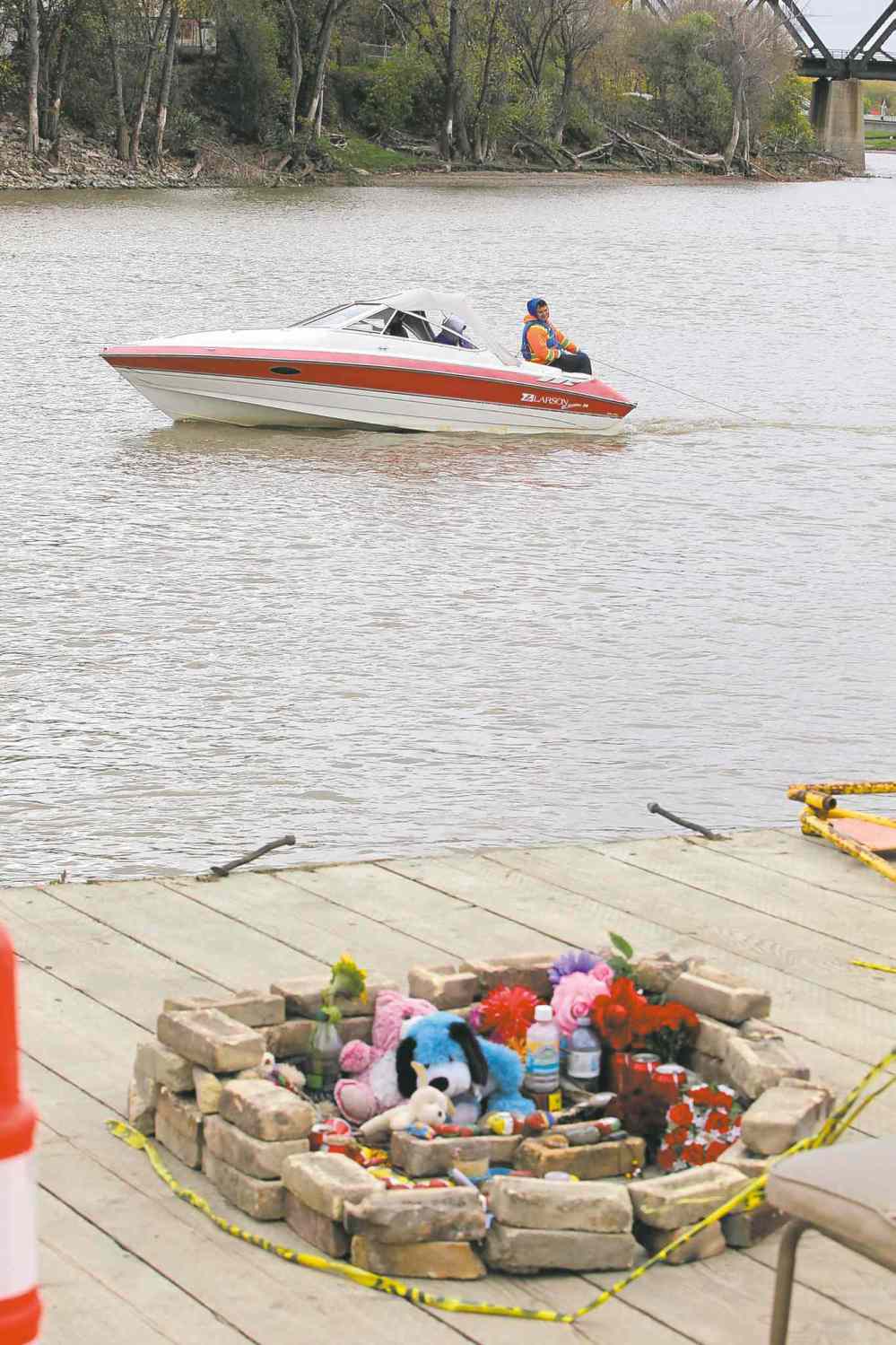 BORIS MINKEVICH / WINNIPEG FREE PRESS files
A makeshift memorial is set up on the dock during last October's dredging of the Red River.