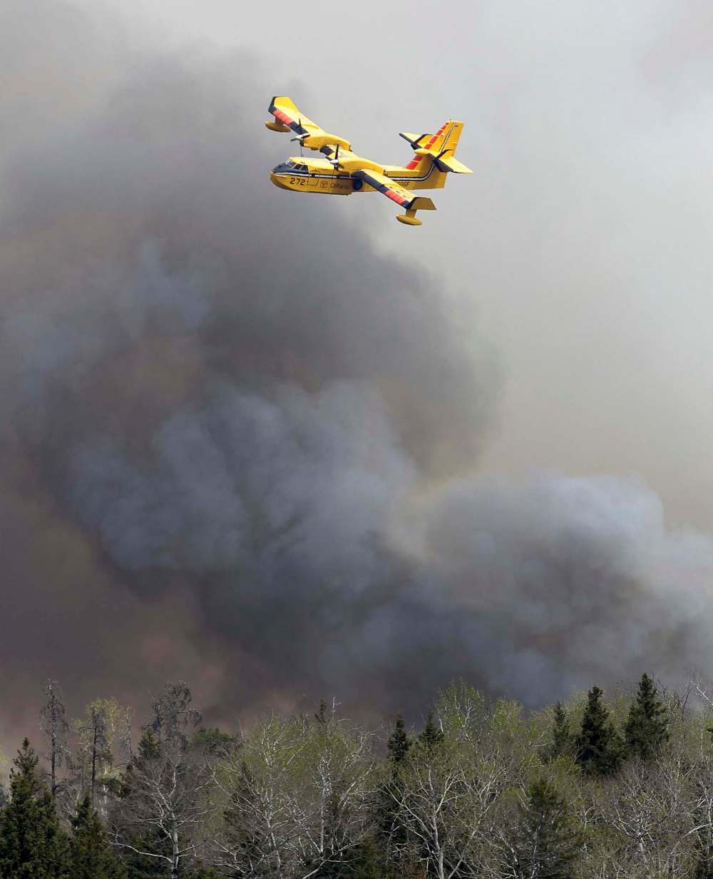 JOE BRYKSA / WINNIPEG FREE PRESS
Water Bombers working hard controlling hot forest fire spots on the East side of Caddy Lake Tuesday.